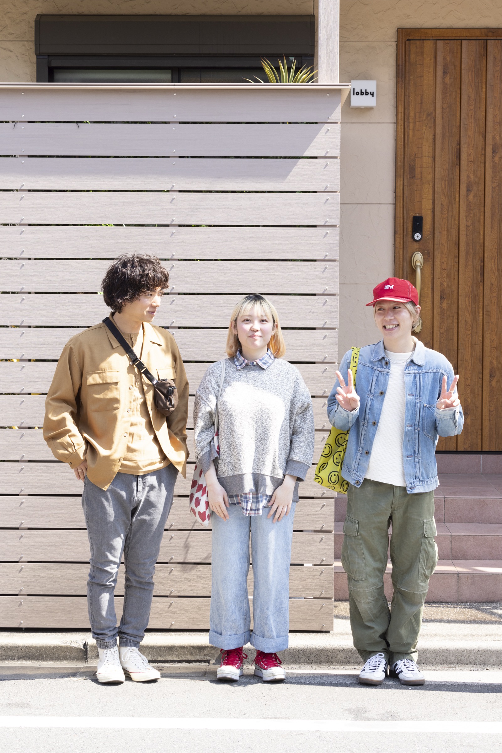 LOBBY TATEISHIの前に立つ3人
