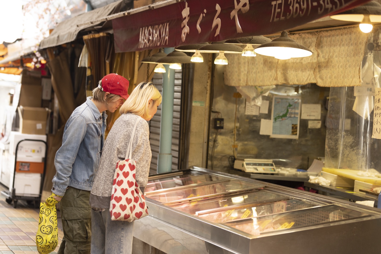 鮮魚店まぐろやのショーケース